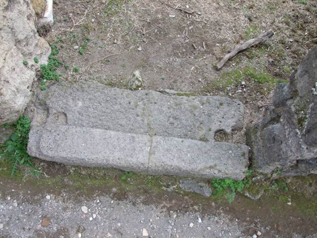 VII.3.39 Pompeii.  December 2007.  Entrance sill.