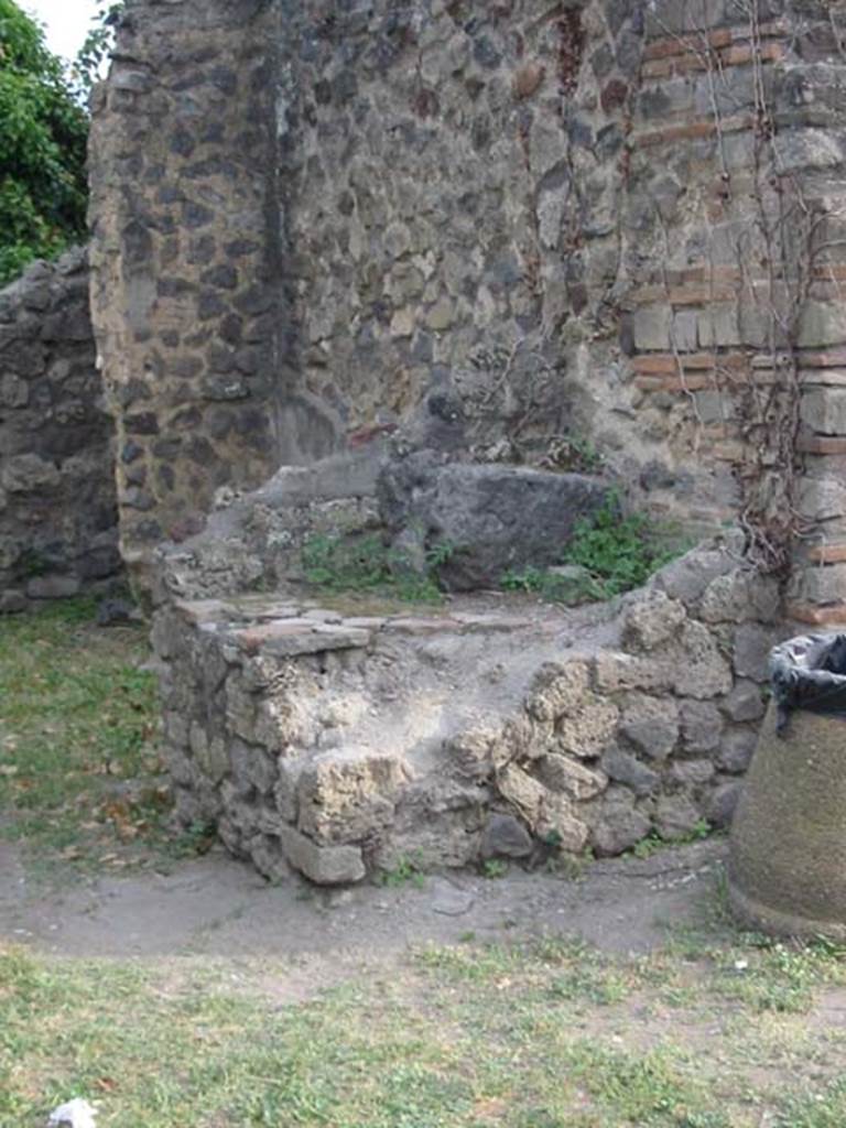 VII.3.40 Pompeii. May 2003. South side of entrance doorway. Photo courtesy of Nicolas Monteix.