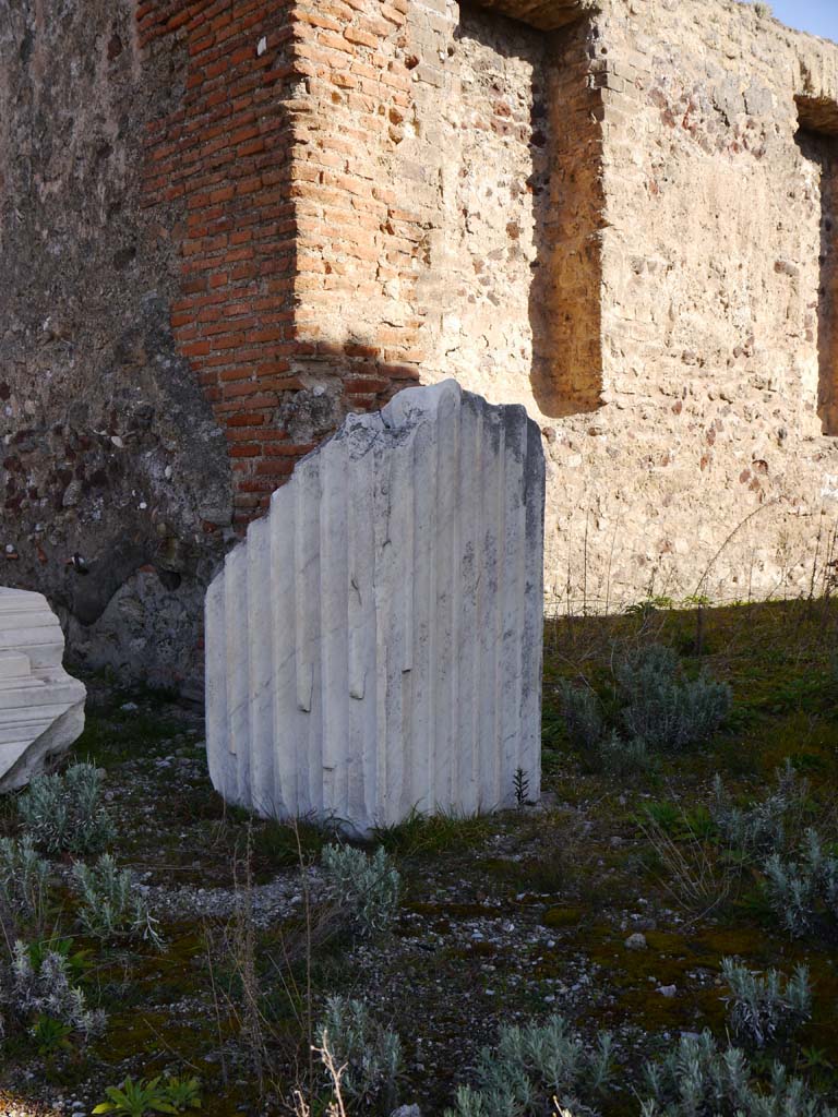 VII.4.1, Pompeii. March 2019. Looking north-east towards north wall of cella, from upper podium/portico.
Foto Anne Kleineberg, ERC Grant 681269 DÉCOR.

