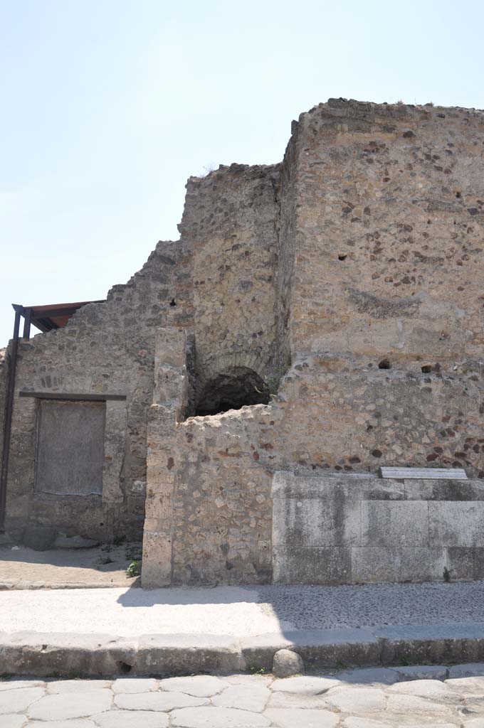 VII.4.1, Pompeii. July 2017. 
Looking south to blocked doorway in north exterior side wall on Via della Fortuna.
Foto Anne Kleineberg, ERC Grant 681269 DÉCOR.
