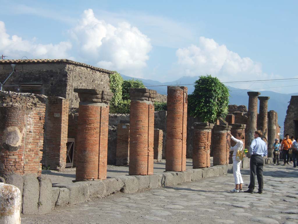 VII.4.2 Pompeii, September 2005. Via del Foro portico colonnade, looking south.
On the brick pilaster of the portico, on the left of the photo, outside VII.4.2, the following electoral recommendations were found:

Pansam aed(ilem)   [CIL IV 516]

M(arcum) Holconium   [CIL IV 517]

See Pagano, M. and Prisciandaro, R., 2006. Studio sulle provenienze degli oggetti rinvenuti negli scavi borbonici del regno di Napoli. Naples: Nicola Longobardi. (p.127)
