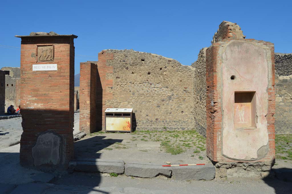 VII.4.16 Pompeii. October 2017. Looking north to doorway on Via degli Augustali at junction with Via del Foro, on left.
Foto Taylor Lauritsen, ERC Grant 681269 DÉCOR.

