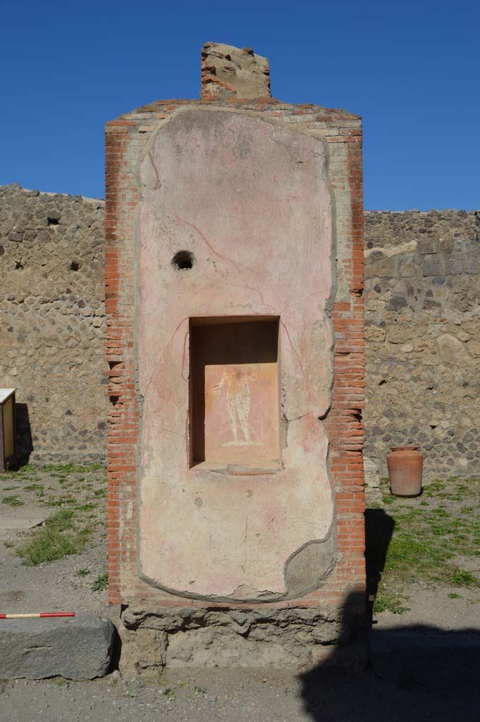 VII.4.16/17 Pompeii. October 2017.
Pilaster between VII.4.16 on left and VII.4.17, with street altar showing a painting of Jupiter.
Foto Taylor Lauritsen, ERC Grant 681269 DCOR.
