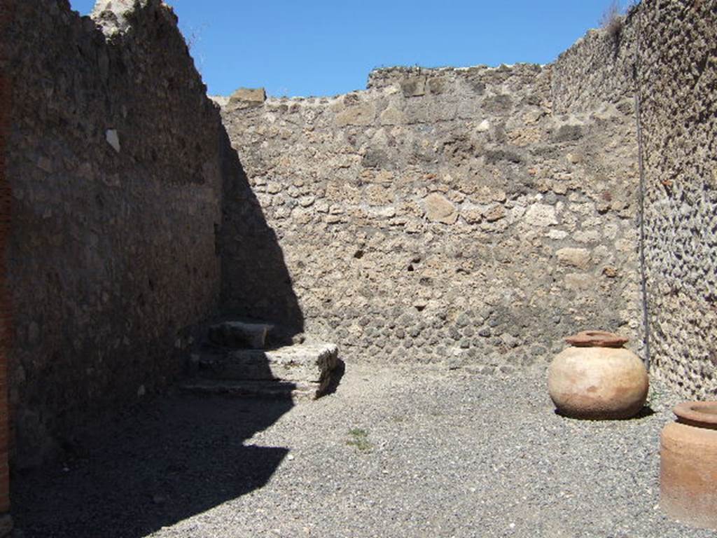 VII.4.17 Pompeii. September 2005. Looking north.