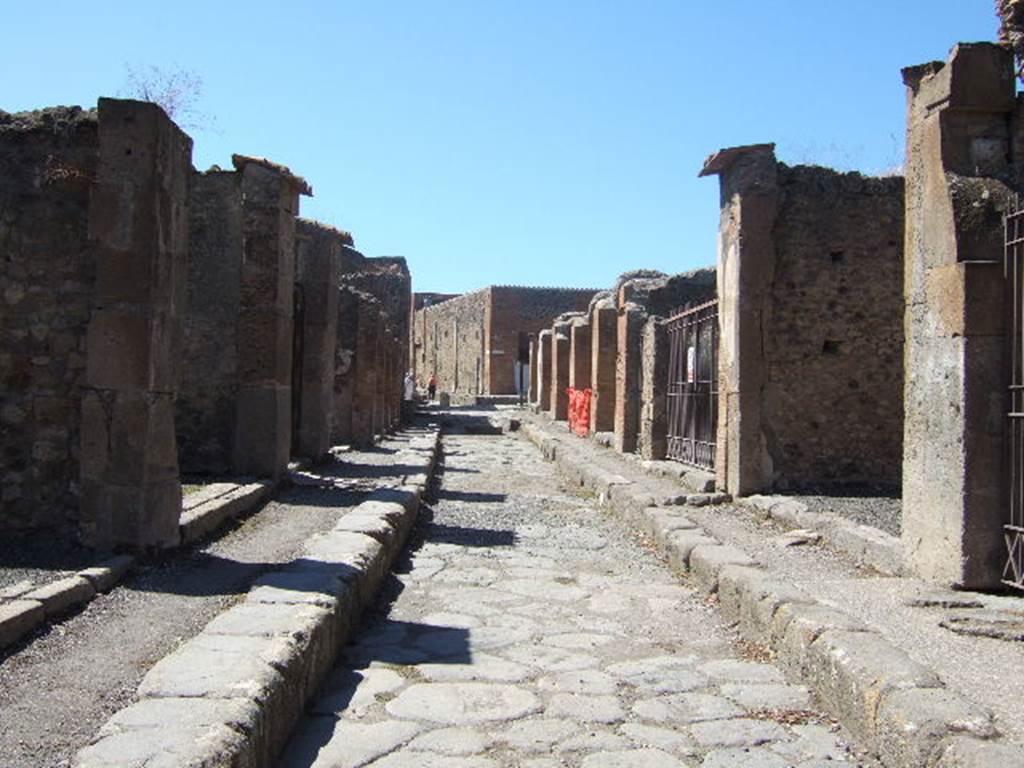 Via degli Augustali. September 2005. Looking west past from VII.4.23 and VII.4.24, on right.