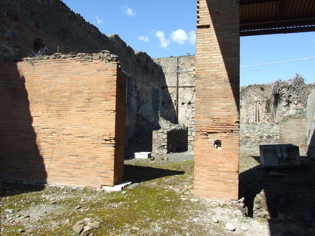 VII.4.24 Pompeii. March 2009. Looking north across shop towards atrium, cubiculum, and tablinum, of VII.4.25.