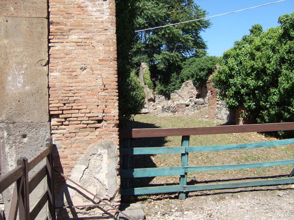 VII.4.26 Pompeii. September 2005. Looking from west side of entrance, towards rear north-east side of dwelling.