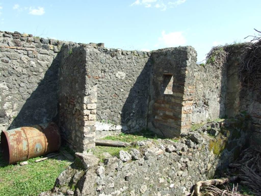 VII.4.29 Pompeii.  March 2009.  East wall of southern end of corridor. Looking south.