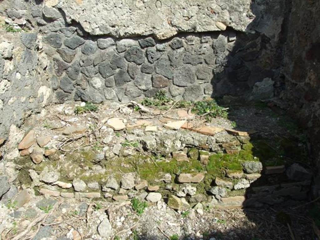 VII.4.29 Pompeii.  March 2009.  Remains of bench on east side of corridor.