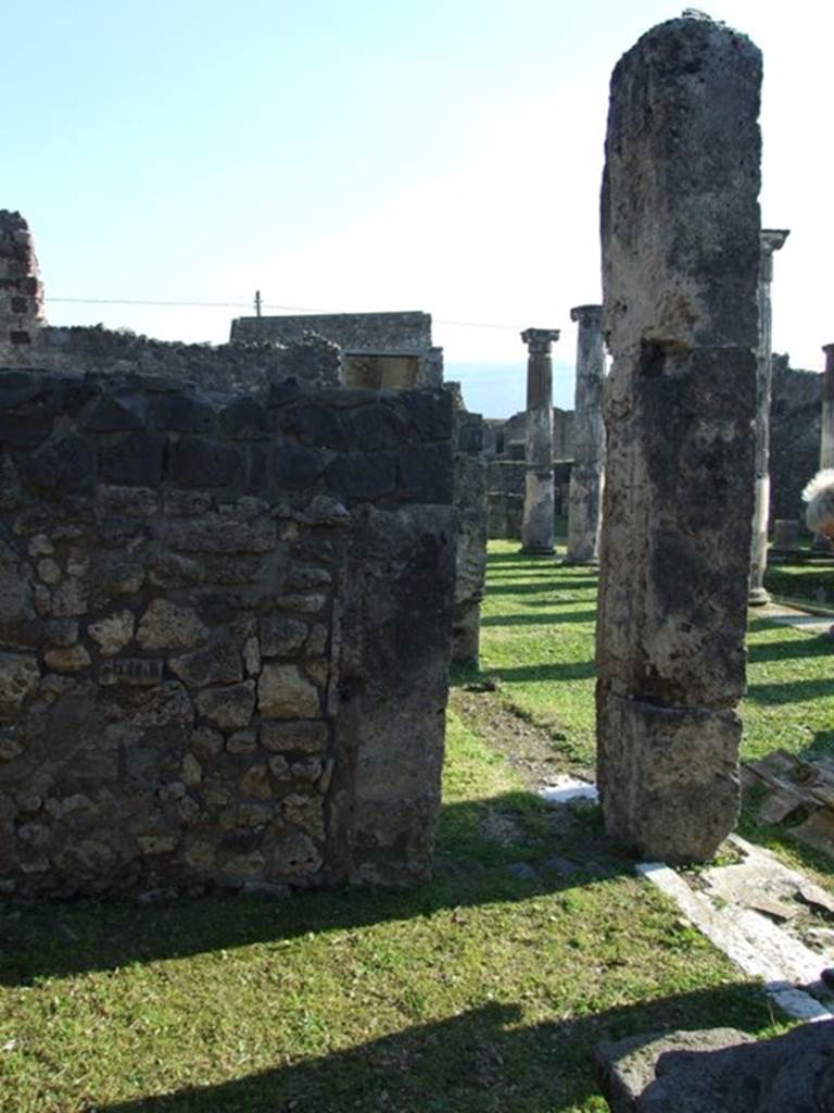 VII.4.31 Pompeii.  March 2009.  Looking south west across Middle Peristyle, from Room 25.