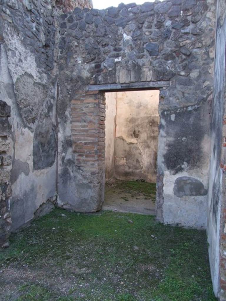 VII.4.31 Pompeii.  March 2009.  Room 32, at front, with Doorway into Room 33. Looking west.