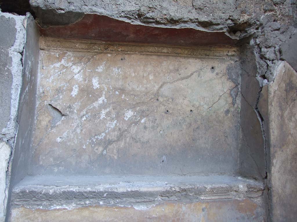 VII.4.31/51 Pompeii. March 2009. Room 39, rectangular niche interior.