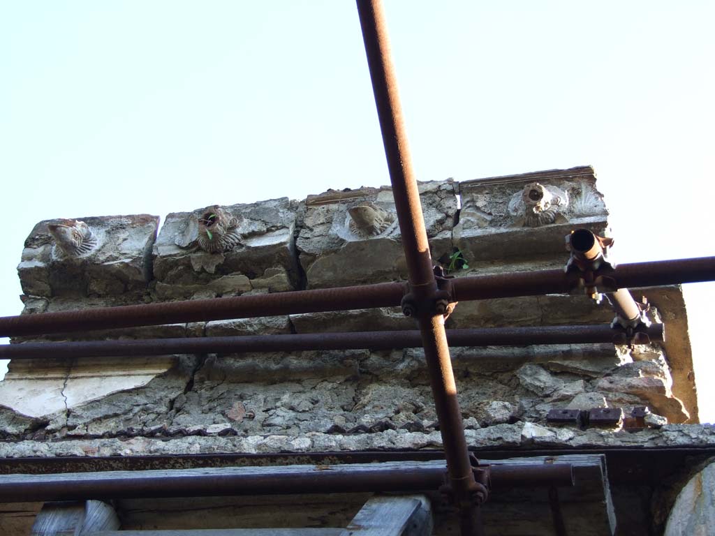 VII.4.31/51 Pompeii. March 2009. South side of north peristyle. Water spouts reconstructed in position above south portico.