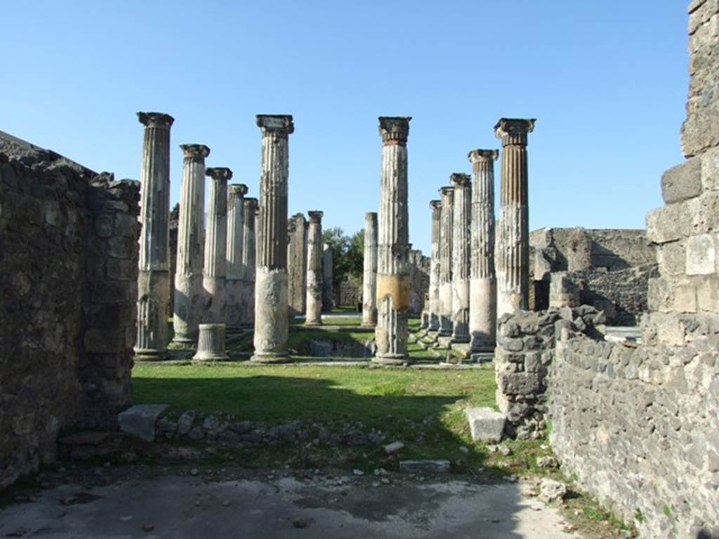 VII.4.31 Pompeii.  March 2009.  Room 10.  Tablinum.  Looking north to Peristyle.