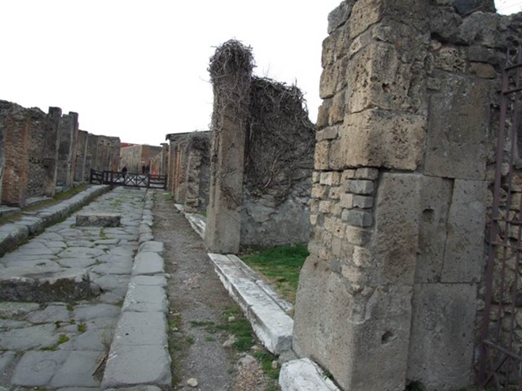 Via degli Augustali, looking west from outside VII.4.31.  December 2007.