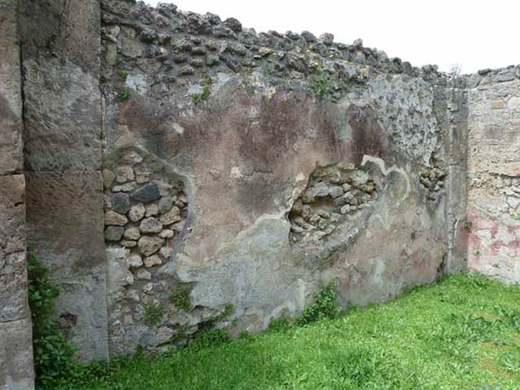 VII.4.32 Pompeii. May 2010. West wall.