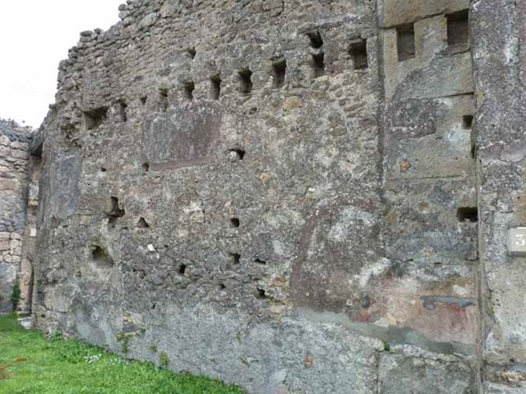 VII.4.32 Pompeii. May 2010. East wall of shop.