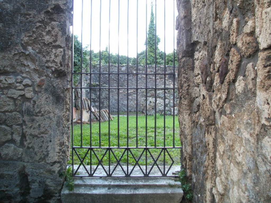 VII.4.33 Pompeii. December 2005. Looking through doorway into atrium of VII.4.31.