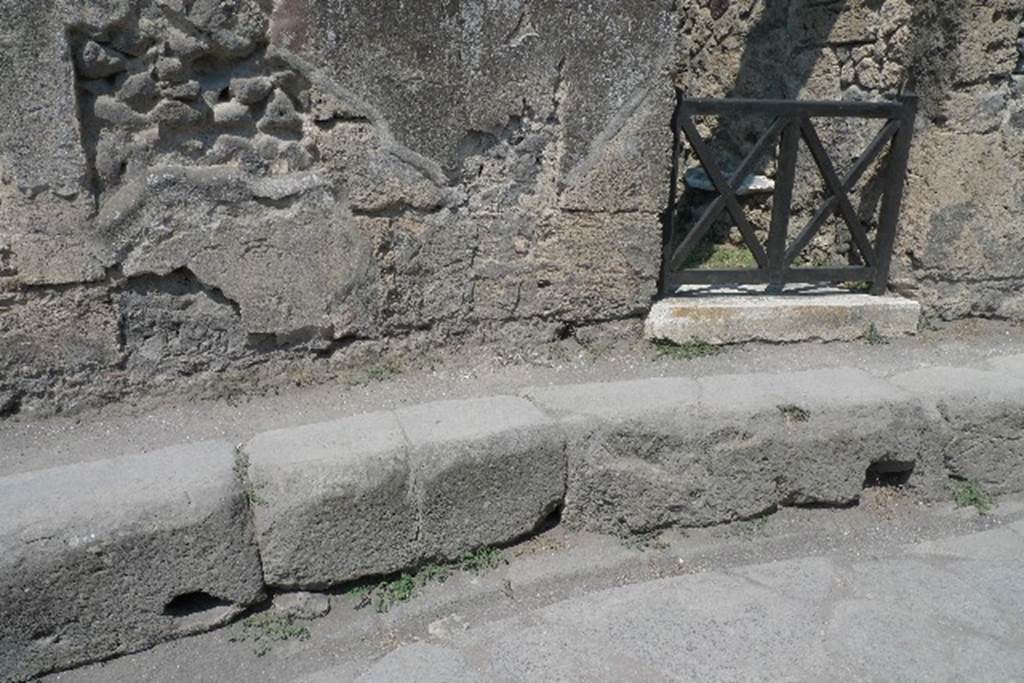 VII.4.33 Pompeii. July 2010. Pavement outside in Vicolo Storto. Photo courtesy of Michael Binns.