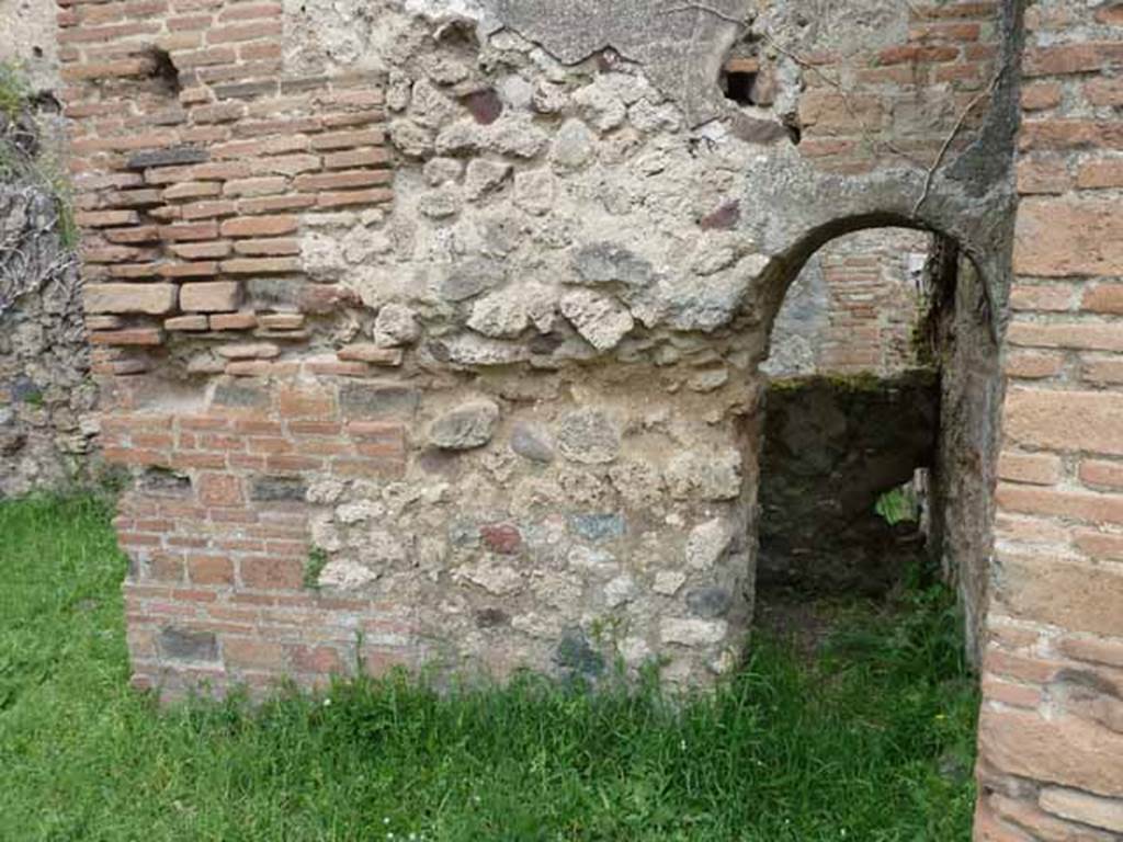 VII.4.39 Pompeii. May 2010. North wall of shop, with latrine.