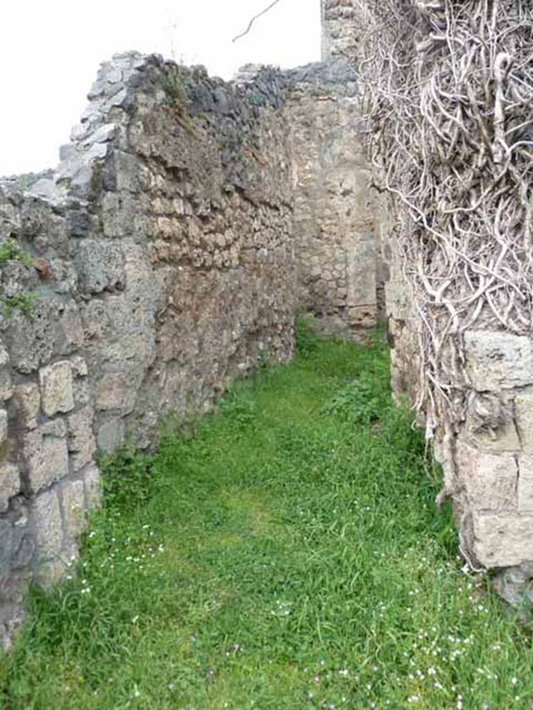 VII.4.39 Pompeii. May 2010. Corridor leading north to workshop.