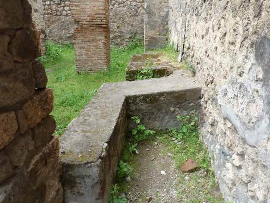 VII.4.39 Pompeii. May 2010. Water basin, tank or vat in workshop. Looking west.