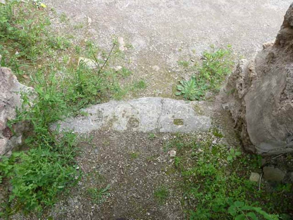 VII.4.42 Pompeii. May 2010. Sill or threshold. Looking east.