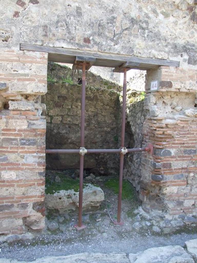 VII.4.44 Pompeii. March 2009. Entrance.