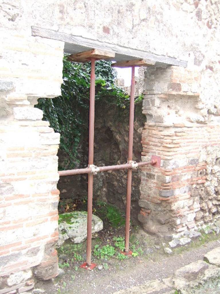 VII.4.44 Pompeii, December 2005.  Entrance.