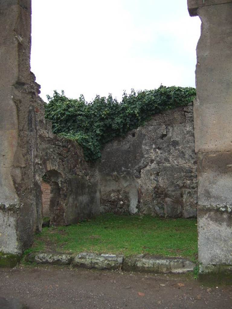 VII.4.47 Pompeii. December 2005. 
Looking south across shop towards south-east corner, and doorway in east wall to VII.4.46.
