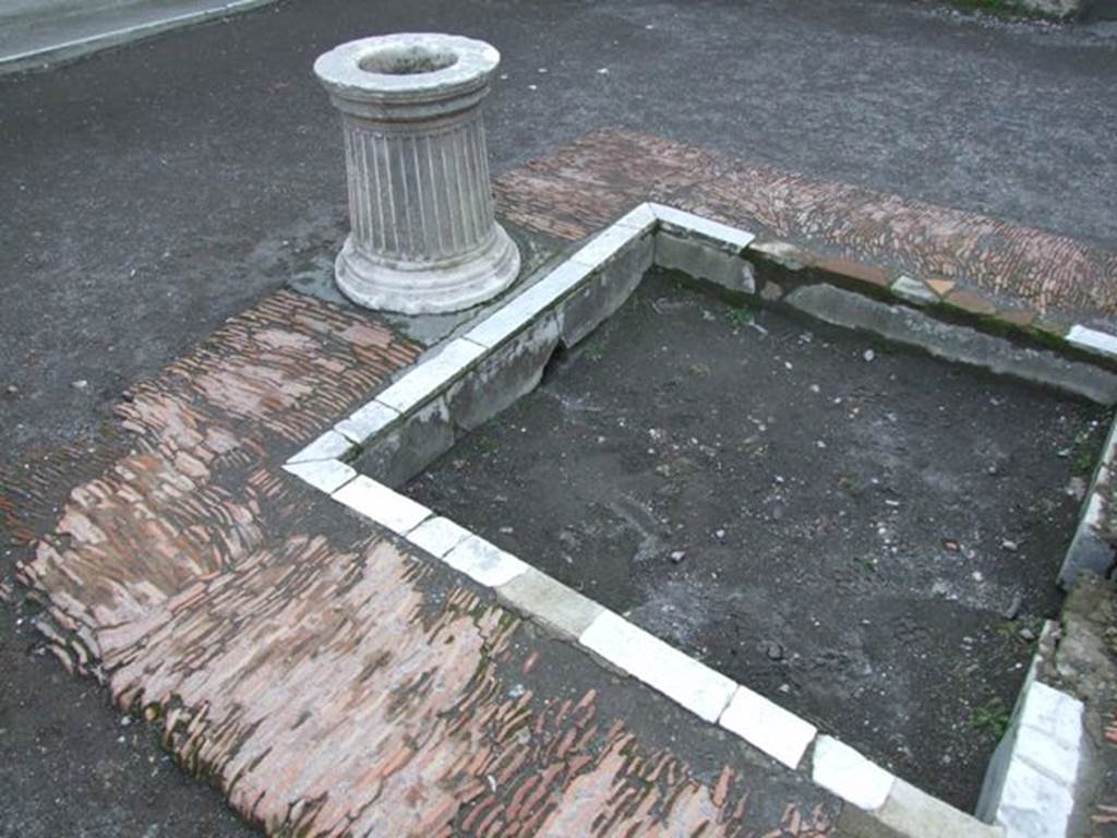 VII.4.48 Pompeii. December 2007. Room 2, atrium.  Impluvium surround made of curved fragments of large amphorae laid on edge and their upper edges smoothed. See Sear, F., 2006. Papers of the British School at Rome: Cisterns, drainage and lavatories in Pompeian houses, VII.4.51, VII.4.48 and VII.4.57. p. 163-201, 

