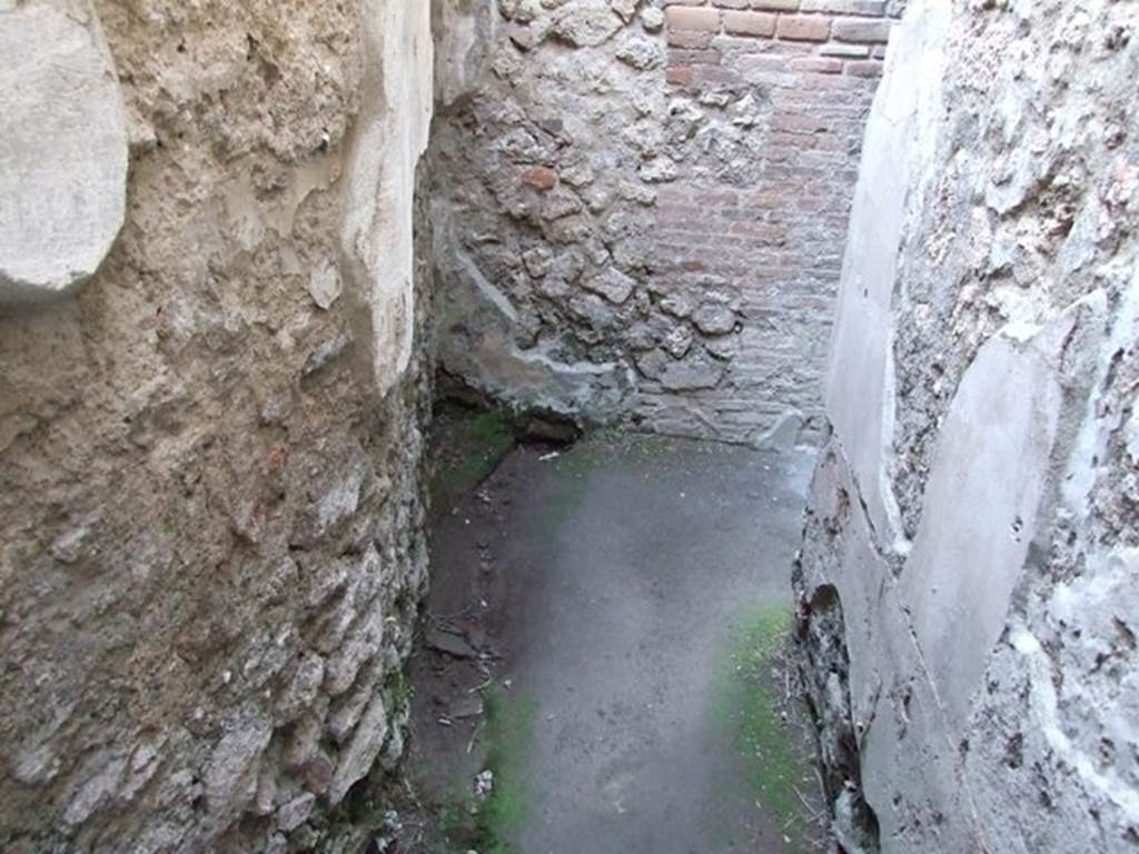 VII.4.48 Pompeii. December 2007.  Room 21.  Latrine.