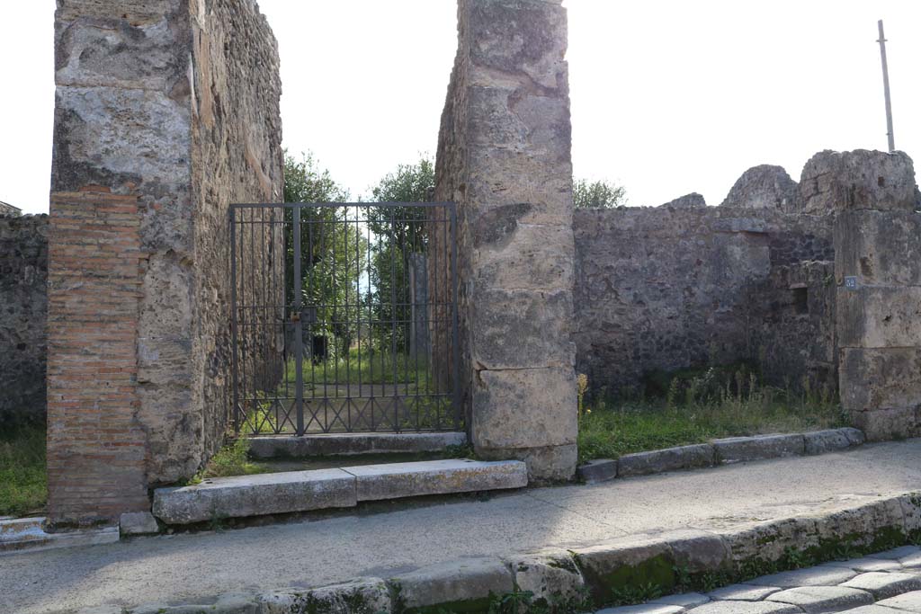 VII.4.51 Pompeii, centre left. December 2018. Looking south through entrance doorway. Photo courtesy of Aude Durand.