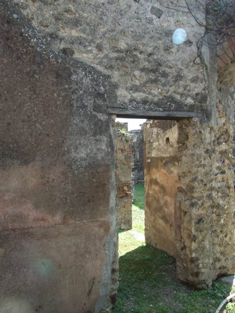 VII.4.56 Pompeii.  March 2009.  Room 4.  Cubiculum. South wall, with small doorway to Room 5.