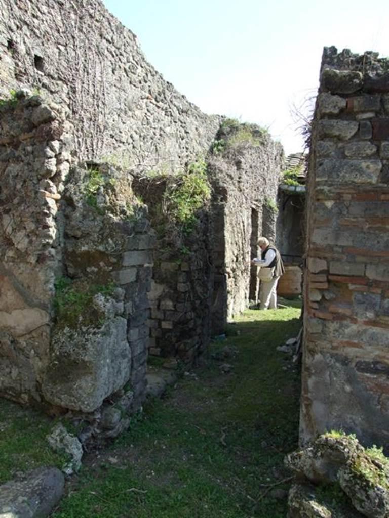 VII.4.56 Pompeii.  March 2009. Corridor leading to Garden area, on east side of Tablinum, with Doorways to Rooms 7 and 8.