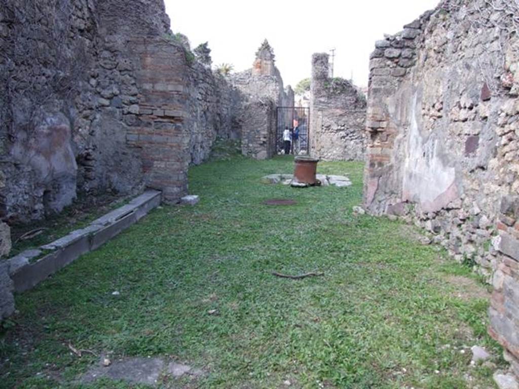 VII.4.56 Pompeii.  March 2009. Looking north across Room 9. Tablinum.