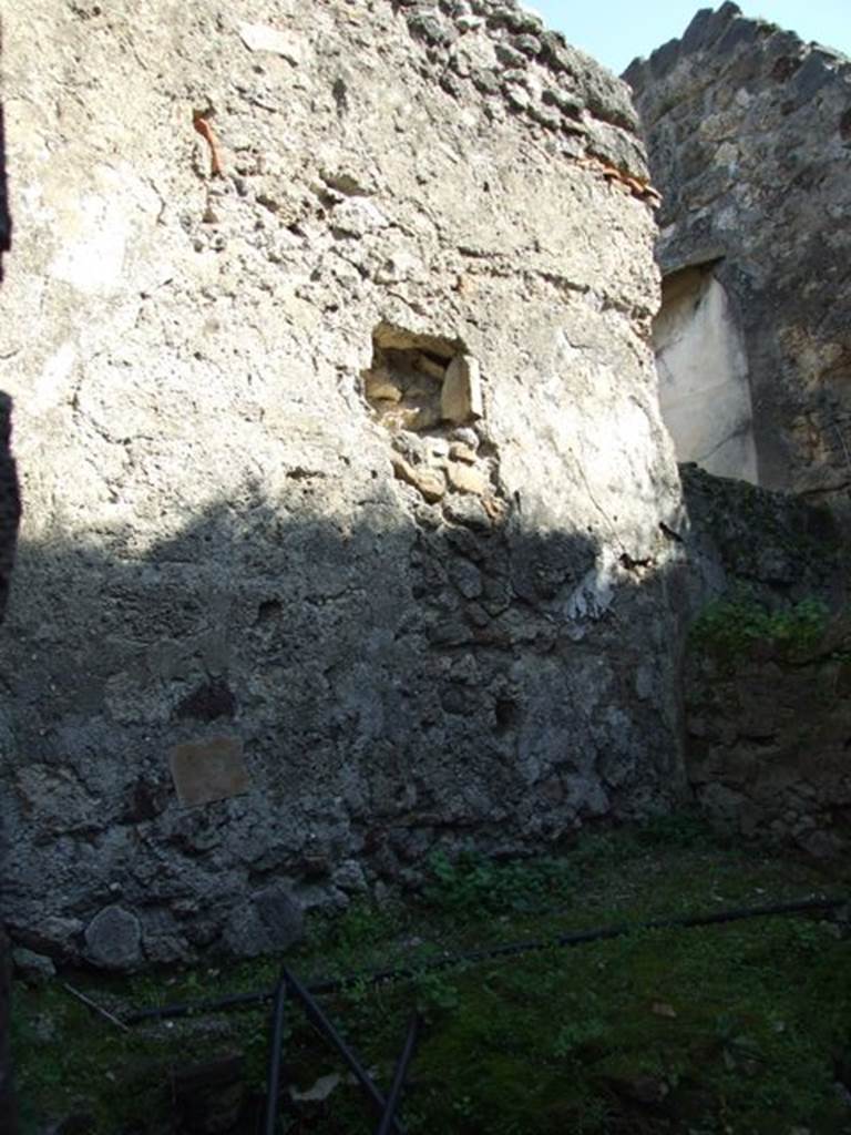 VII.4.56 Pompeii.  March 2009.  Room 10.  East wall of Kitchen, Niche.