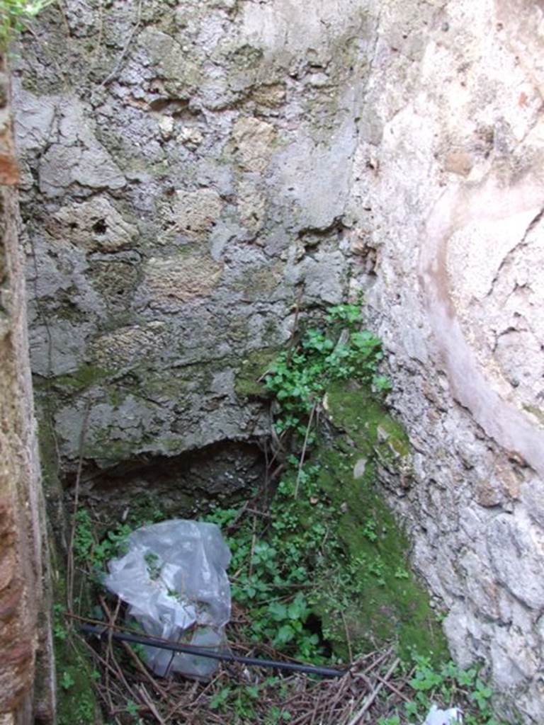 VII.4.56 Pompeii. March 2009. Room 10, latrine in south-east corner of kitchen.