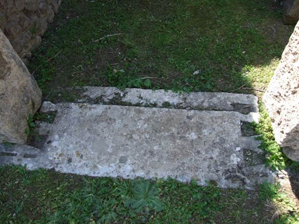 VII.4.57. Pompeii.  March 2009.  Room 11.  Cubiculum. Marble door sill, with slots for door posts.