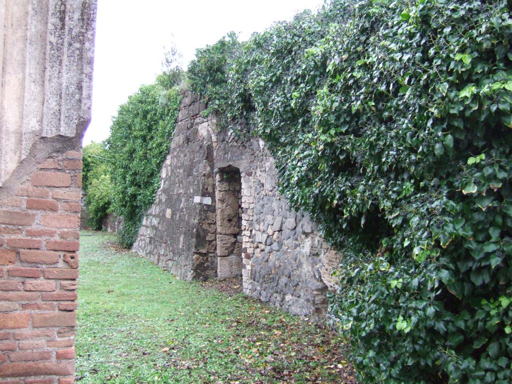 VII.4.57 Pompeii. December 2005. Doorway to room 16, looking north.