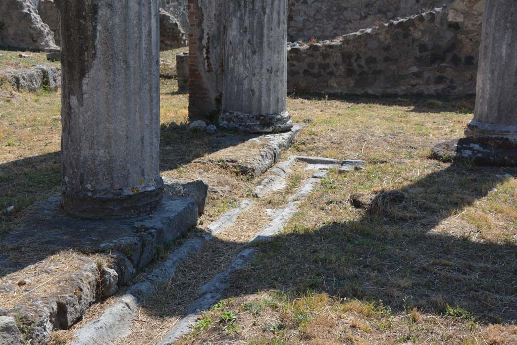 VII.4.57 Pompeii. September 2019. Looking south towards south-east portico with gutter along east side of peristyle.
Foto Annette Haug, ERC Grant 681269 DÉCOR.


