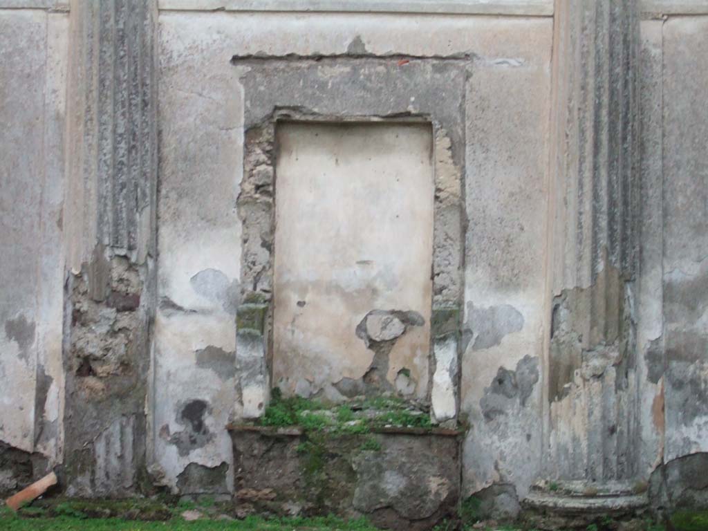 VII.4.57 Pompeii. December 2005. Peristyle, Lararium.