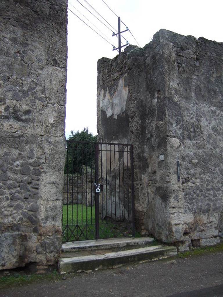 VII.4.57 Pompeii. December 2005. Right hand side of entrance.  
In March 1831, a painted graffito was found on the exterior wall –
M(arcum)  C(errinium)  V(atiam)  aed(ilem)  o(ro)  v(os)  f(aciatis)    [CIL IV 277].  See Pagano, M. and Prisciandaro, R., 2006. Studio sulle provenienze degli oggetti rinvenuti negli scavi borbonici del regno di Napoli.  Naples : Nicola Longobardi. (p.145)  PAH III, 116
In September 1829, according to F.M. Avellino, CIL IV 277 (above) was found, together with other graffiti –
Fuscum
aed(ilem)    [CIL IV 278]
Q(uintum) Postumium qui[nq(uennalem)]    [CIL IV 279]
See Pagano, M. and Prisciandaro, R., 2006. Studio sulle provenienze degli oggetti rinvenuti negli scavi borbonici del regno di Napoli.  Naples : Nicola Longobardi. (p.145)  PAH II, 224m; III, 115.
