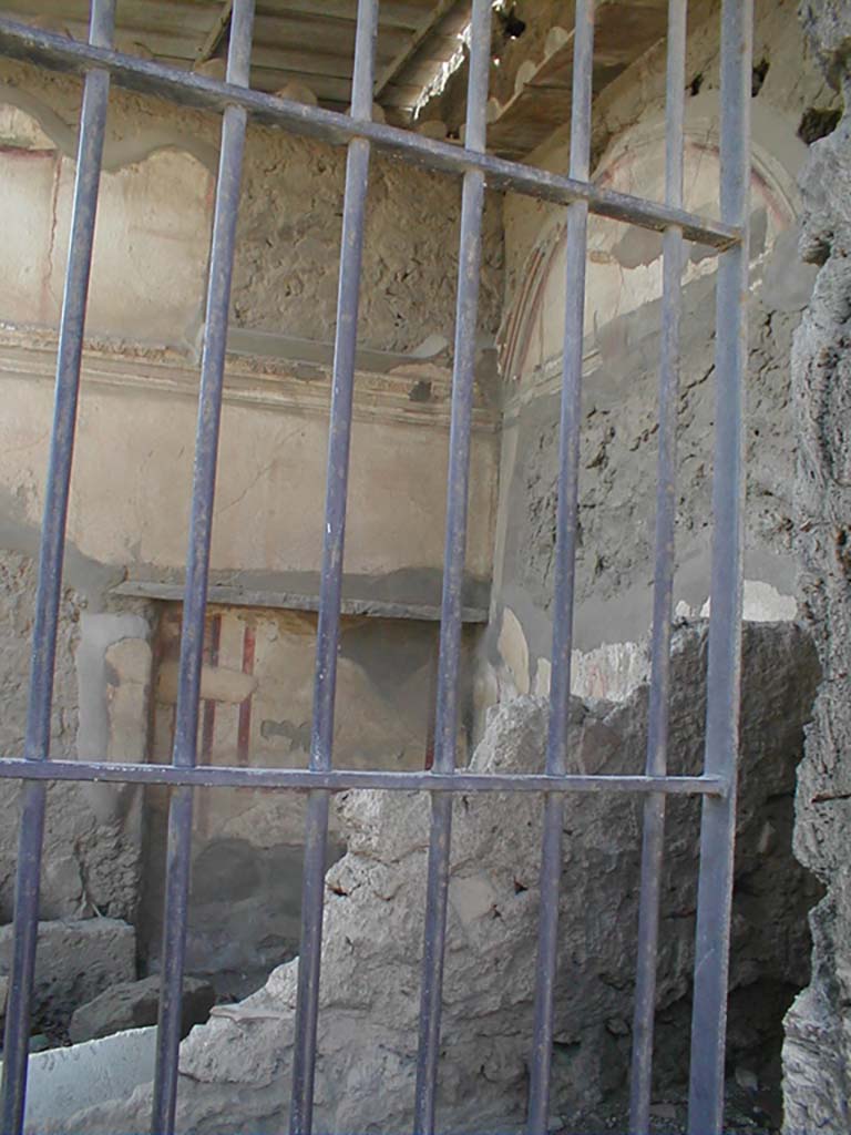 VII.4.62 from VII.4.63 Pompeii. May 2005.
South-west corner of cubiculum in background, site of staircase to upper floor in foreground.
