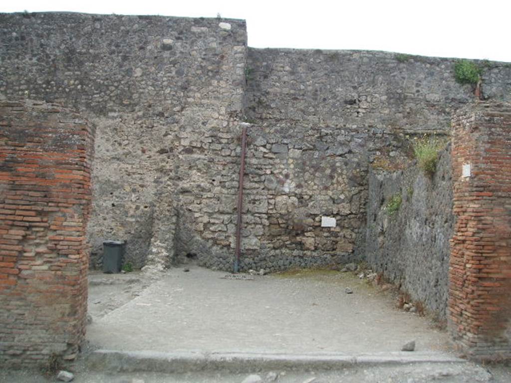 VII.5.4 Pompeii. May 2005. Entrance, looking south. A description, and photograph (figure 16 on page 138) can be found on page 137-8 of
Associazione Internazionale Amici di Pompei: Quaderni di Studi Pompeiani, 1/2007.
Barattolo, A and Romaldi, F: Insula VII.5  Una rilettura ragionata dei documenti grafici. (p.127-146)

