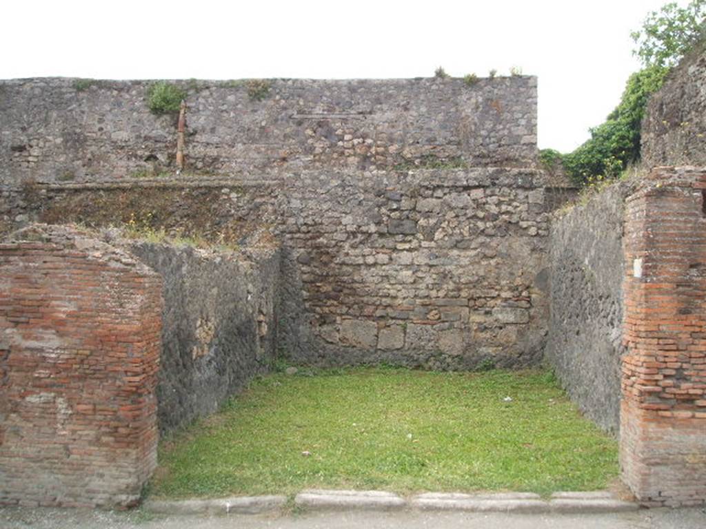 VII.5.6 Pompeii.  Shop.  May 2005.  Entrance.