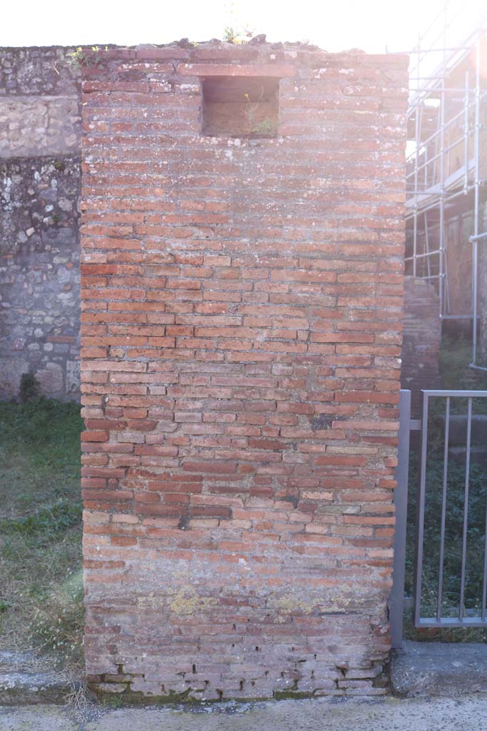 VII.5.6 and VII.5.7, Pompeii. December 2018. 
Pilaster with recess/niche, between VII.5.6 and 7. Photo courtesy of Aude Durand.
