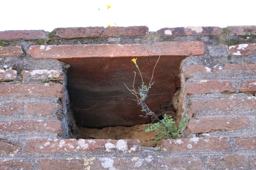 VII.5.6 and VII.5.7, Pompeii. December 2018. 
Detail of recess/niche, in pilaster between VII.5.6 and 7. Photo courtesy of Aude Durand.
