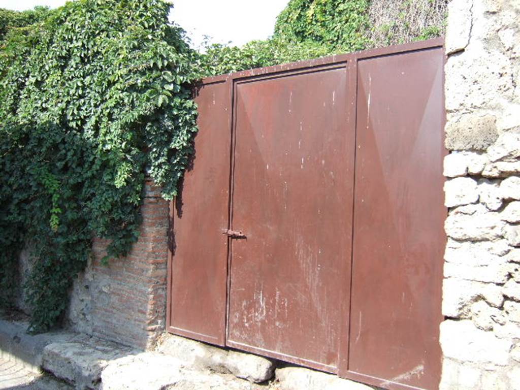 VII.5.11 Pompeii. September 2005. Entrance to small shop that originally had a staircase to the upper floor.