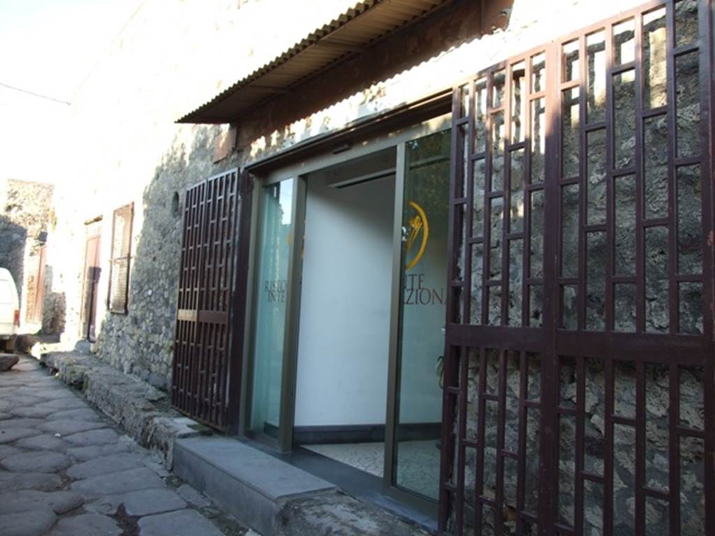 VII.5.13 Pompeii. December 2007 after renovation. According to Fiorelli and Eschebach, originally this was a deep shop with stairs to upper floor and latrine underneath them.  See Pappalardo, U., 2001. La Descrizione di Pompei per Giuseppe Fiorelli (1875). Napoli: Massa Editore. (p.96) 
See Eschebach, L., 1993. Gebudeverzeichnis und Stadtplan der antiken Stadt Pompeji. Kln: Bhlau. (p. 288)
